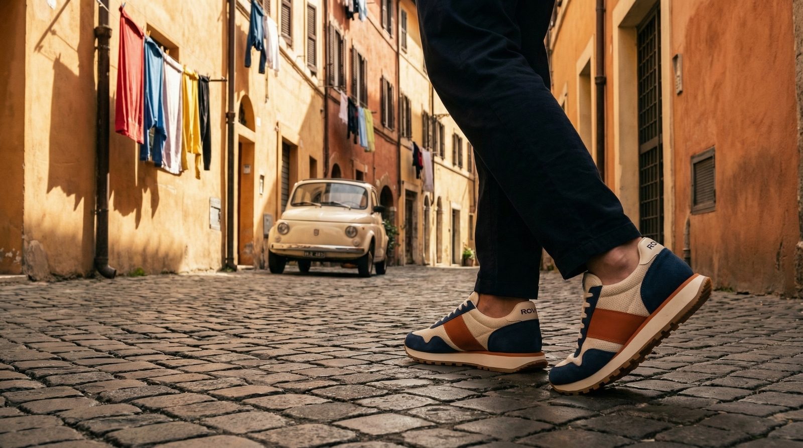ROVIO Sneaker in mediterraner Gasse mit Fiat 500 und Wäscheleinen